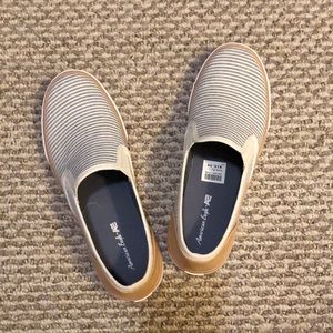American Eagle slide on shoes